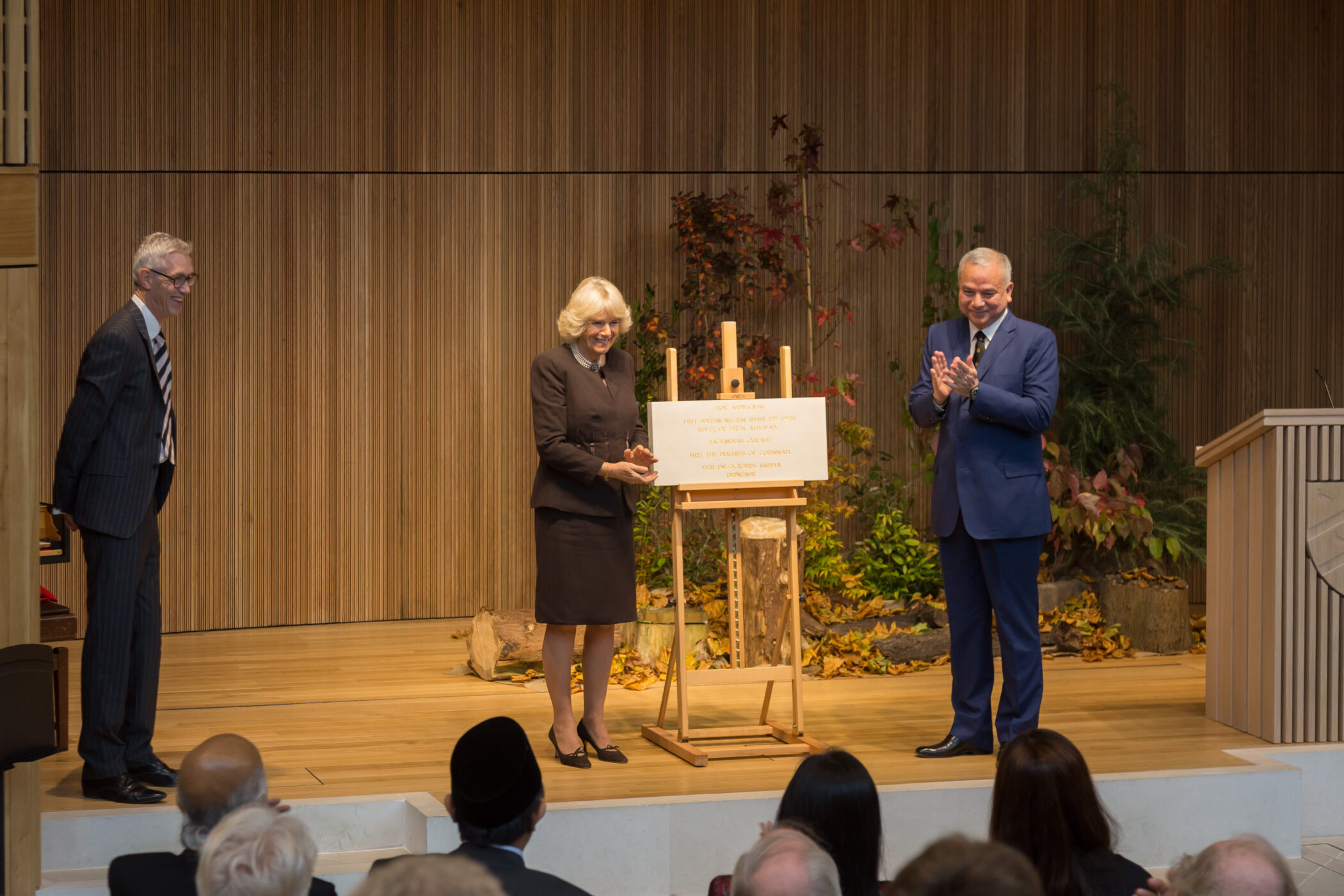 The Duchess of Cornwall and Sultan Nazrin Shah unveiling stone plaque