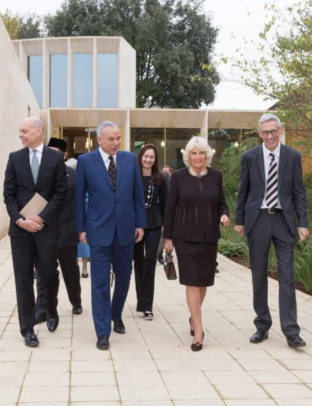 Sultan Nazrin Shah and Duchess of Cornwall walking in a group