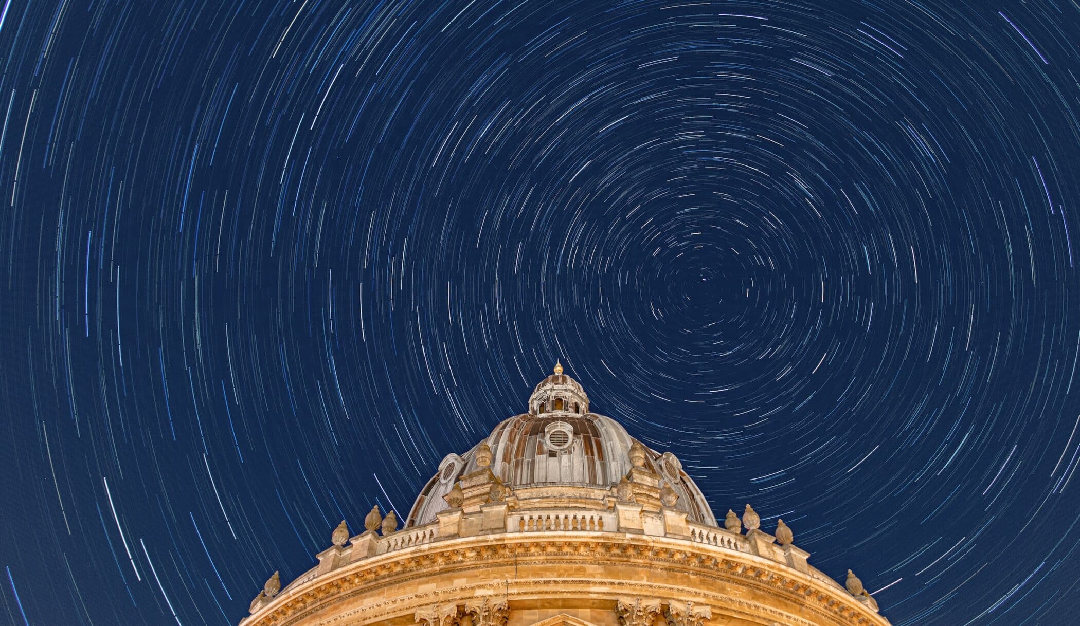 Timelapse of stars above Radcliffe Camera dome