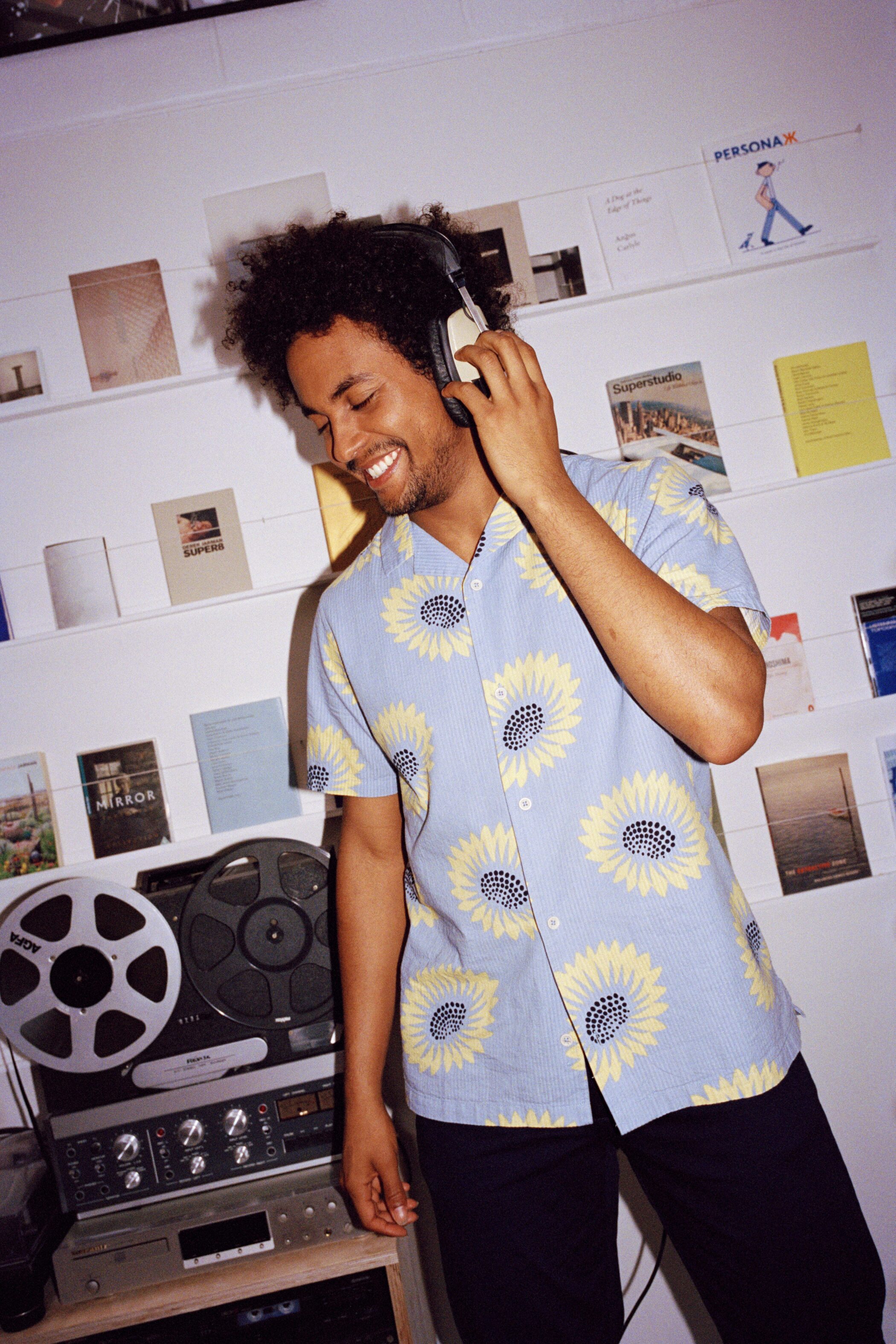 Plínio Fernandes listening to music on headphones